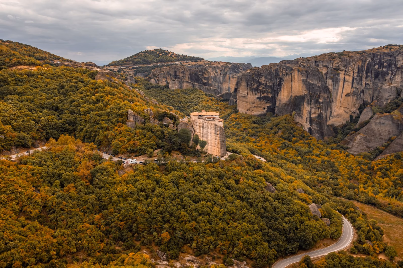 Meteora Gezi Rehberi: Kayalıklardaki Manastırları Ziyaret Etmeden Önce Bilmeniz Gerekenler